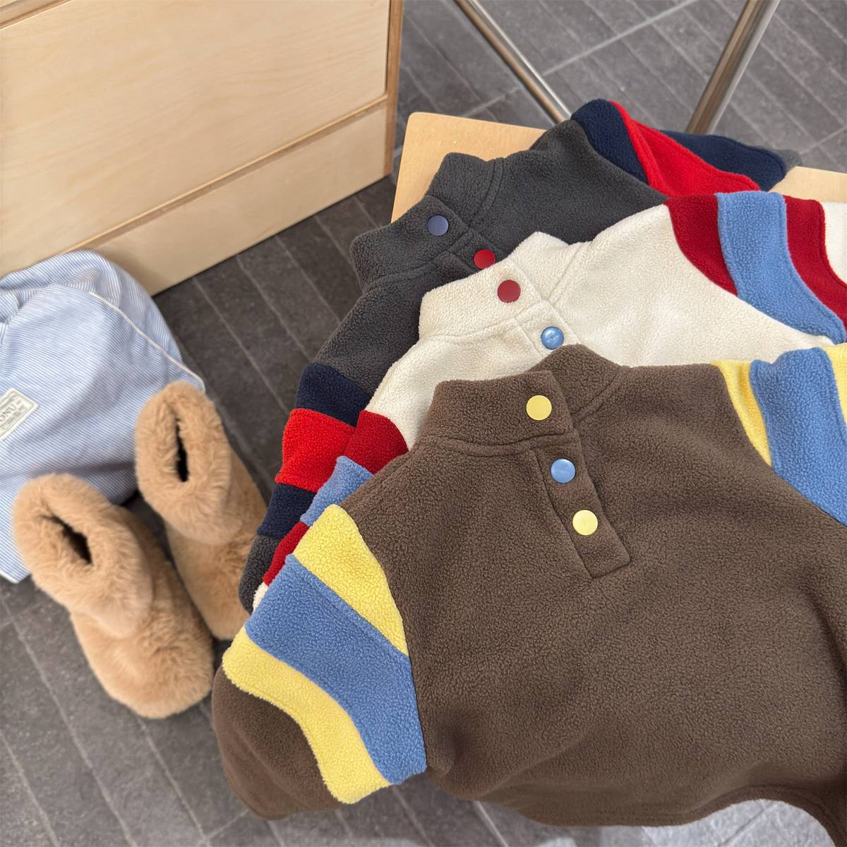 -長袖フリース プルオーバー ナンバーワッペン ハイネック スリーブデザイン【mh0011409】 - mamahalo shop - トレーナー・フーディ -  べビー服 - 子供服 - 男の子 - 女の子