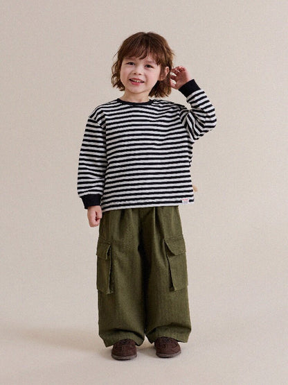 黒×白ボーダーの長袖Tシャツ、リブ袖口と首元の配色