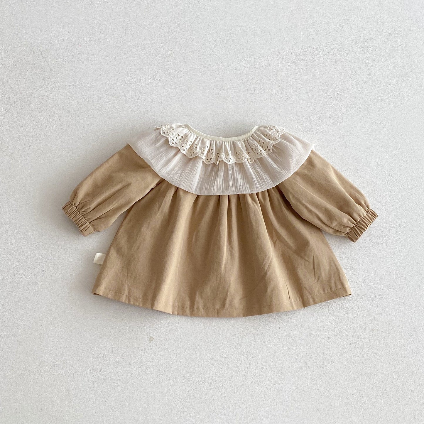 Gabardina de manga larga con cuello de pétalos y estampado floral [mh0012090]