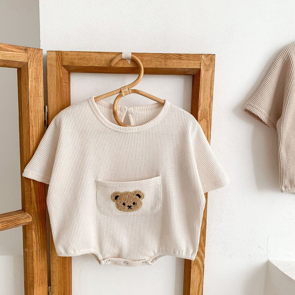 ベビー用ワッフル半袖ロンパース くま刺繍ポケット付き（ベージュ）