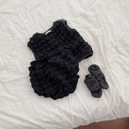 ベビー用黒タンクトップとショートパンツセット、同色のソックス付き
