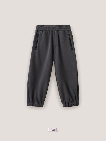 キッズ用スウェットジョガーパンツ（ダークグレー）、前にファスナーポケット