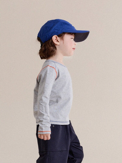 キッズ グレー長袖Tシャツ、背面のオレンジ差し色ライン