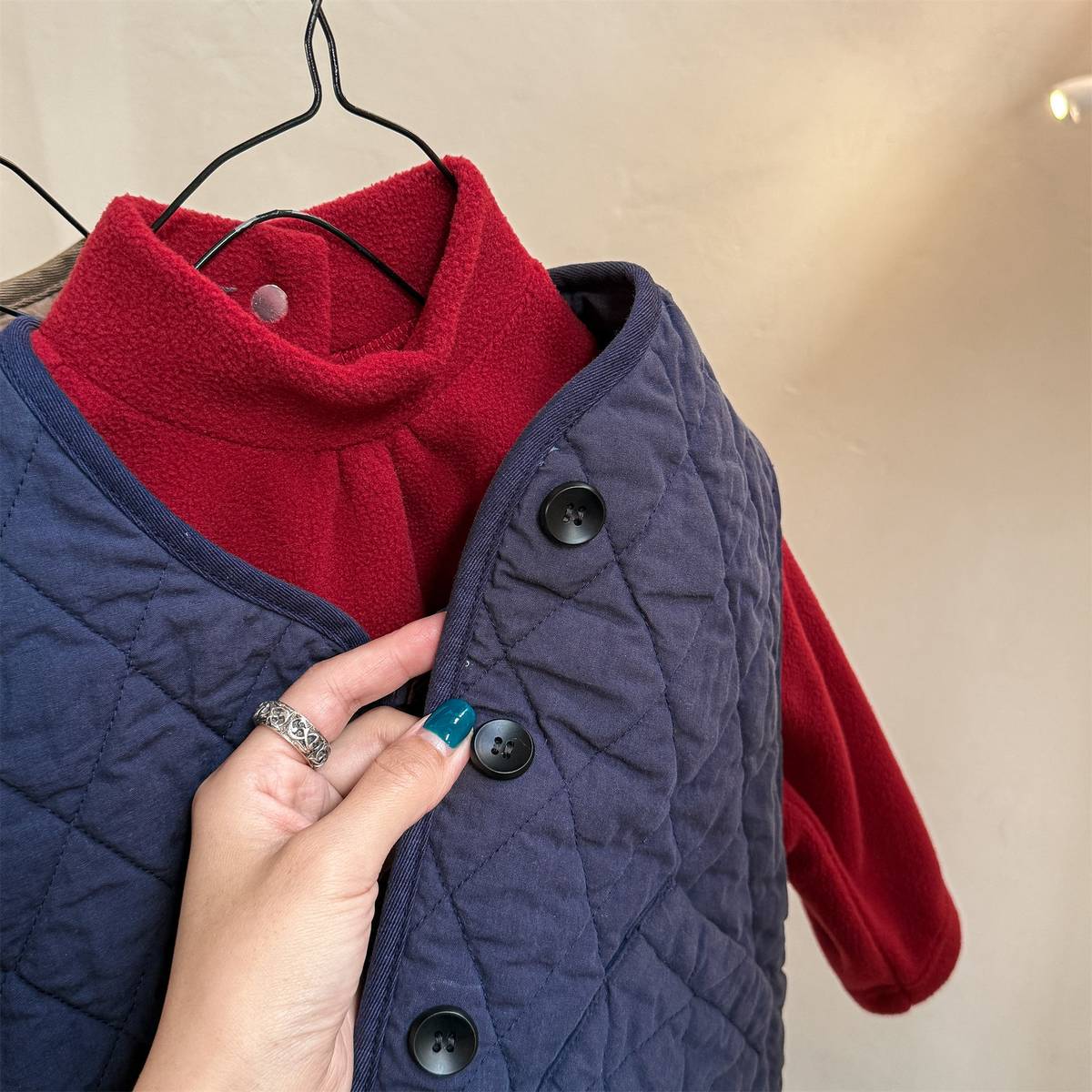 -キルティングベスト ノースリーブ 刺繍ロゴ 中綿入り アウター【mh0011411】 - mamahalo shop - ベスト -  べビー服 - 子供服 - 男の子 - 女の子