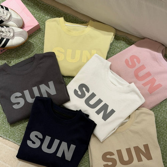 キッズ長袖Tシャツ 各色4枚、英字ロゴ「SUN」プリント入り クルーネック