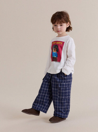 白の長袖Tシャツ、背面に犬プリント「STAY HAPPY」が入ったデザイン