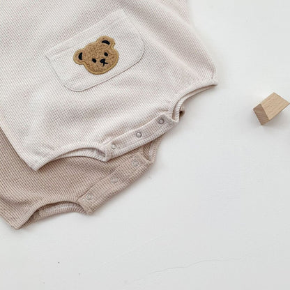ベビー用ワッフル半袖ロンパース くま刺繍ポケット（前身ごろアップ）