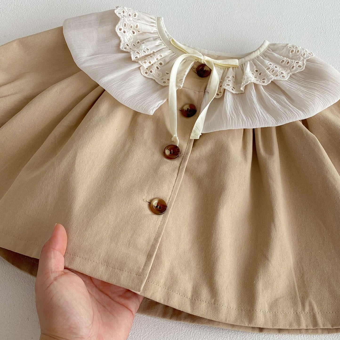 Gabardina de manga larga con cuello de pétalos y estampado floral [mh0012090]