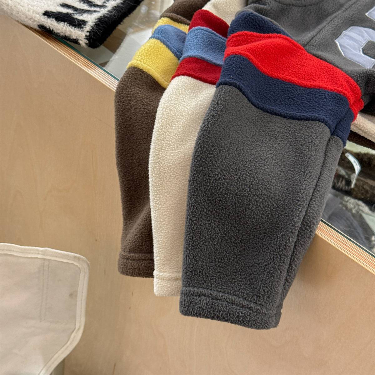 -長袖フリース プルオーバー ナンバーワッペン ハイネック スリーブデザイン【mh0011409】 - mamahalo shop - トレーナー・フーディ -  べビー服 - 子供服 - 男の子 - 女の子