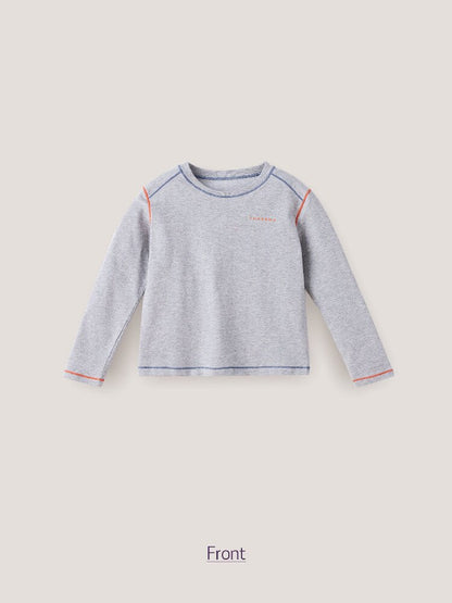 キッズ グレー長袖Tシャツ、ブルーのラインとフロント小ロゴ