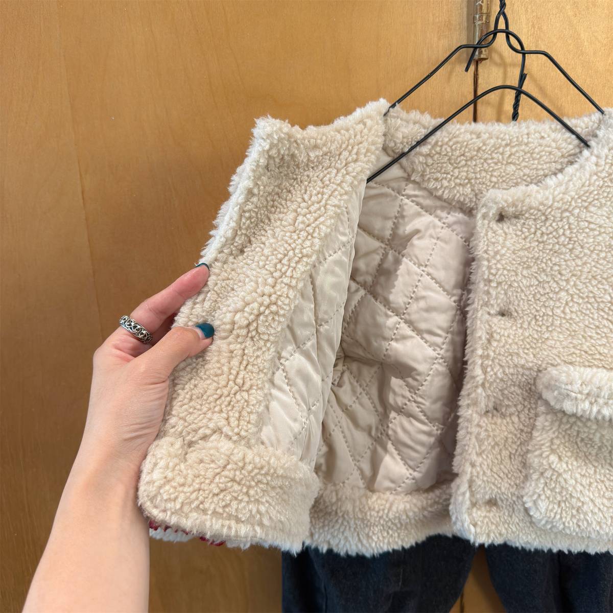 -シープボアジャケット 2点セット もこもこアウター ビッグポケット マフラーセット【mh0011408】 - mamahalo shop - ショートコート・ジャケット・ジャンパー -  べビー服 - 子供服 - 男の子 - 女の子