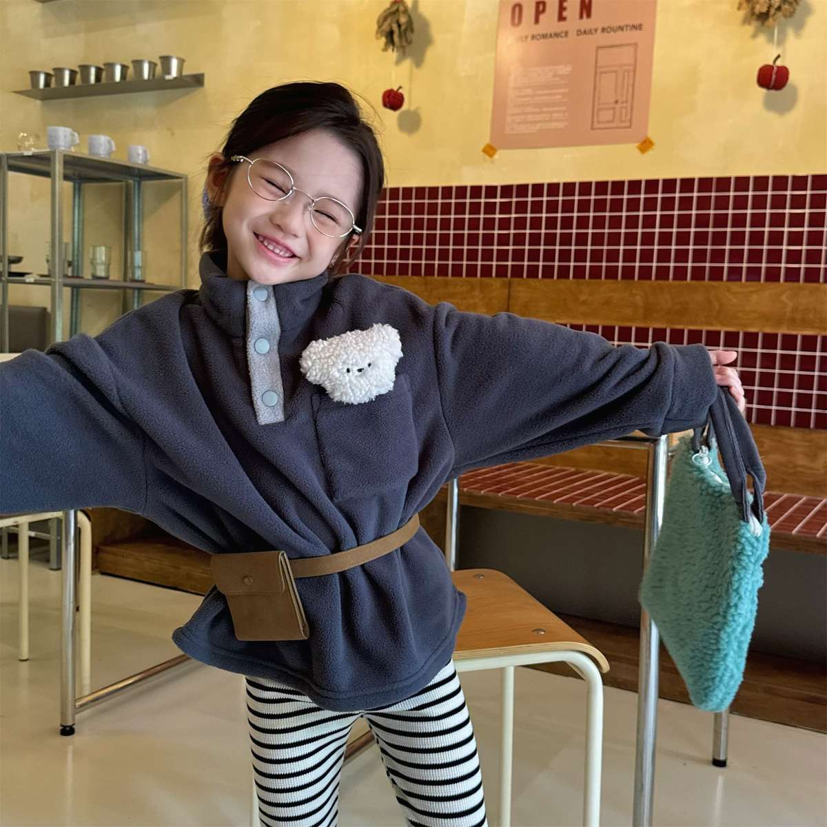 -フリースプルオーバー ハイネック スナップボタン もこもこワッペン【mh0011428】 - mamahalo shop - トレーナー・フーディ -  べビー服 - 子供服 - 男の子 - 女の子