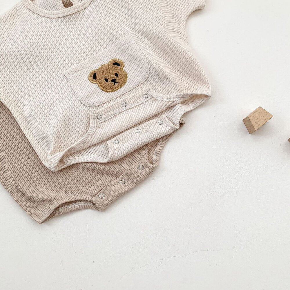 ベビー用ワッフル半袖ロンパース くま刺繍ポケット（前身ごろのアップ）