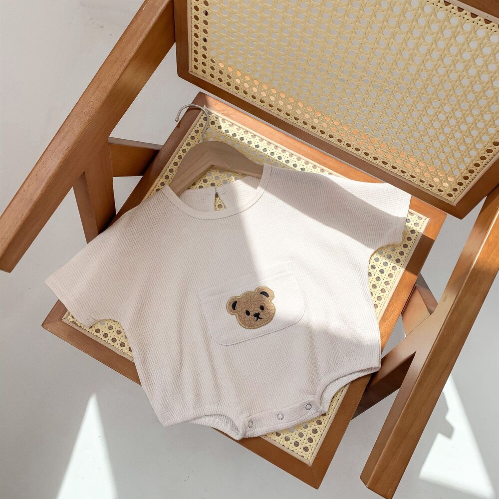 ベビー用ワッフル半袖ロンパース くま刺繍ポケット（ホワイト系）