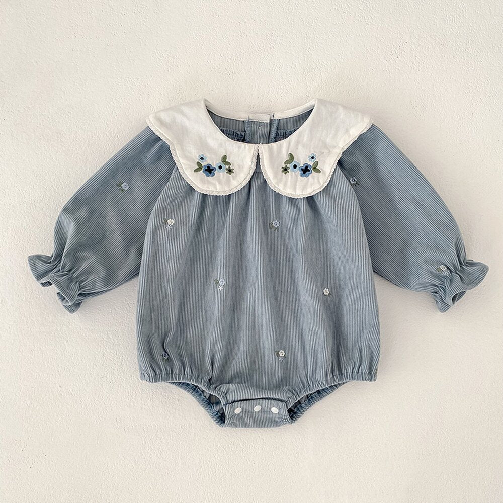 くすみブルーのベビー用ロンパース、白いラウンドカラーと花柄刺繍、長袖