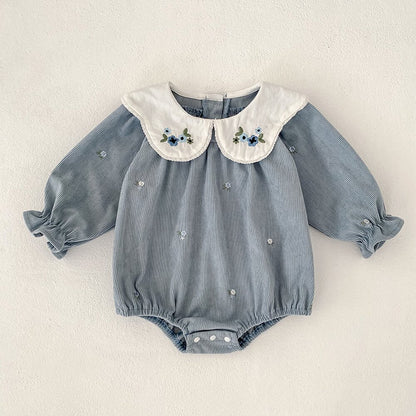 くすみブルーのベビー用ロンパース、白いラウンドカラーと花柄刺繍、長袖