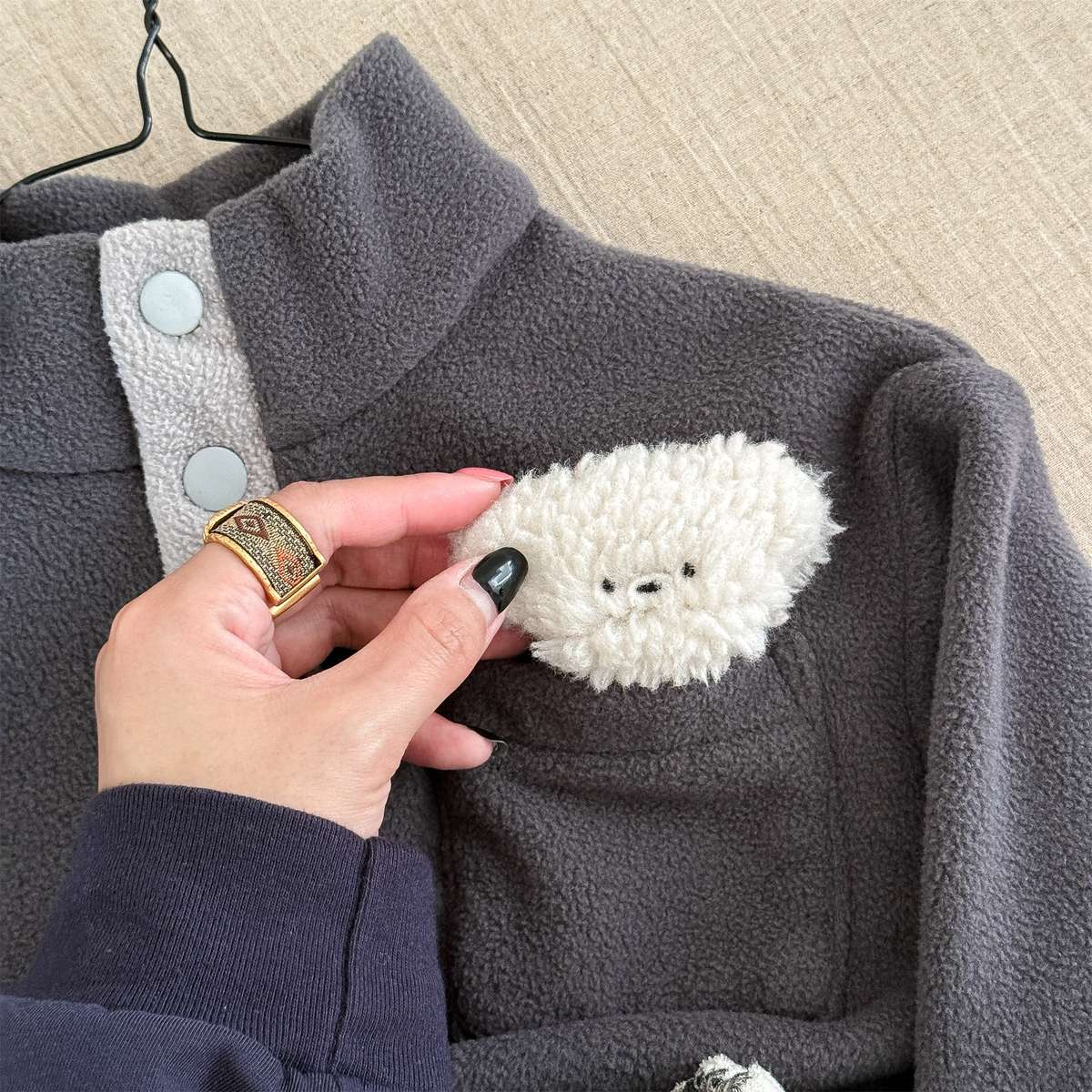 -フリースプルオーバー ハイネック スナップボタン もこもこワッペン【mh0011428】 - mamahalo shop - トレーナー・フーディ -  べビー服 - 子供服 - 男の子 - 女の子