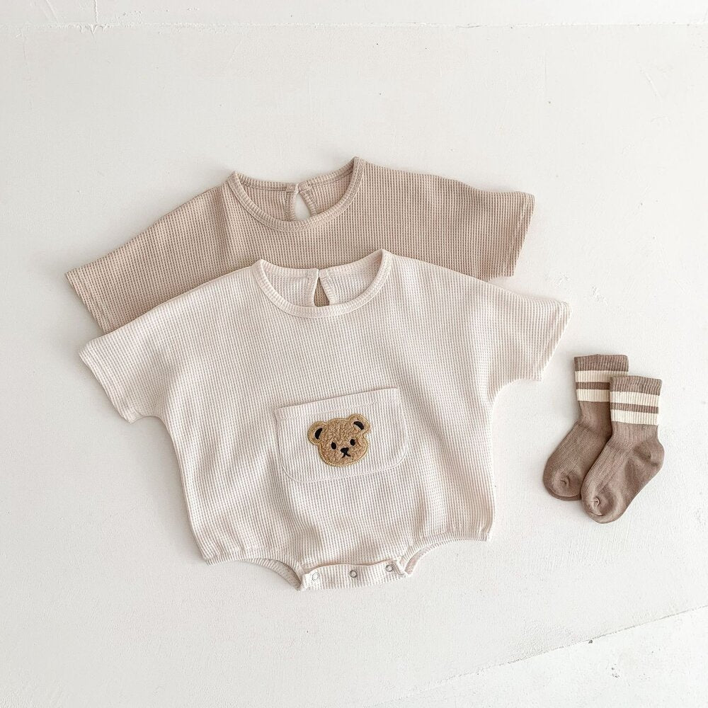 半袖ロンパース2枚、前ポケットにクマ刺繍ワッペン
