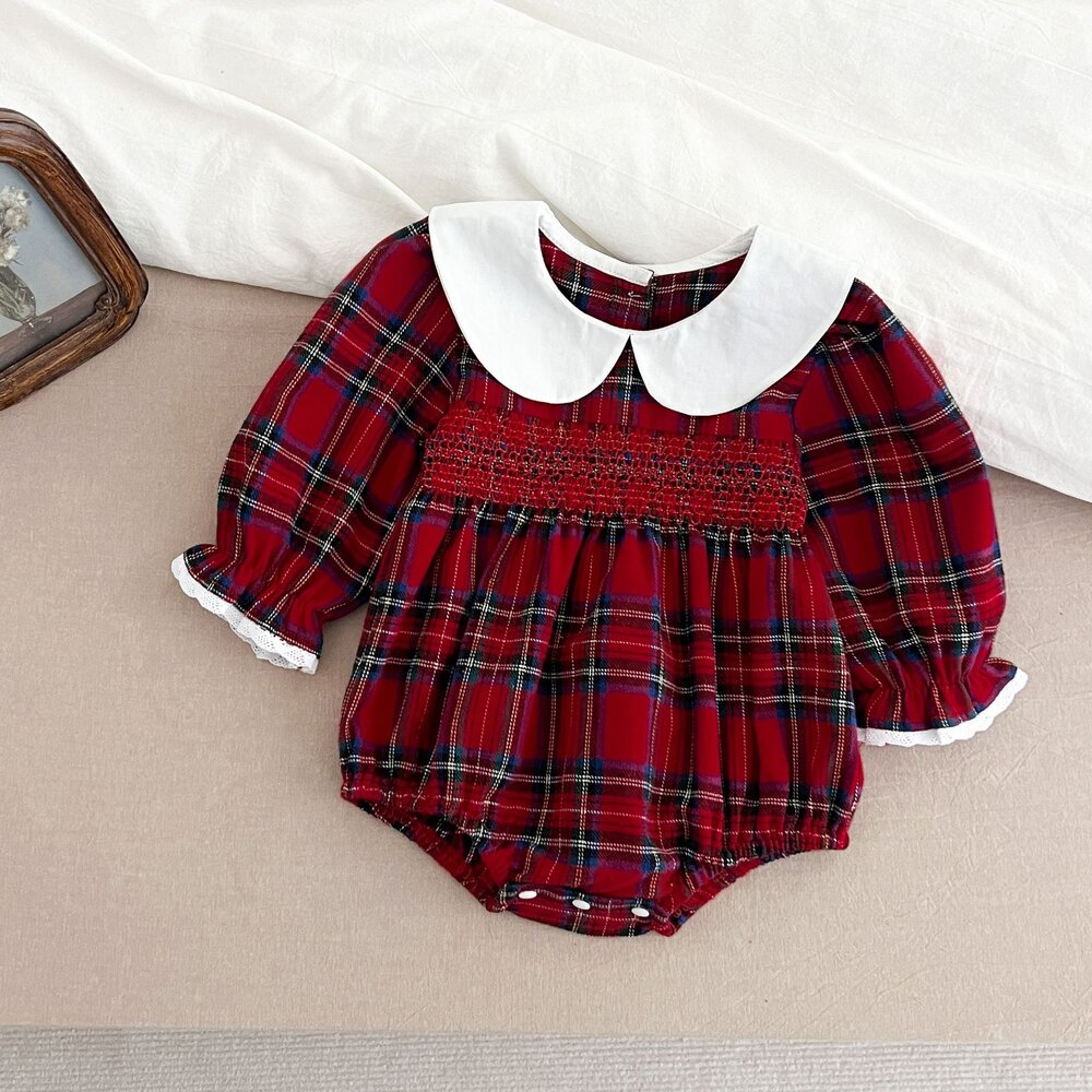 赤チェックの子ども用ロンパース、白丸襟とフリル袖口
