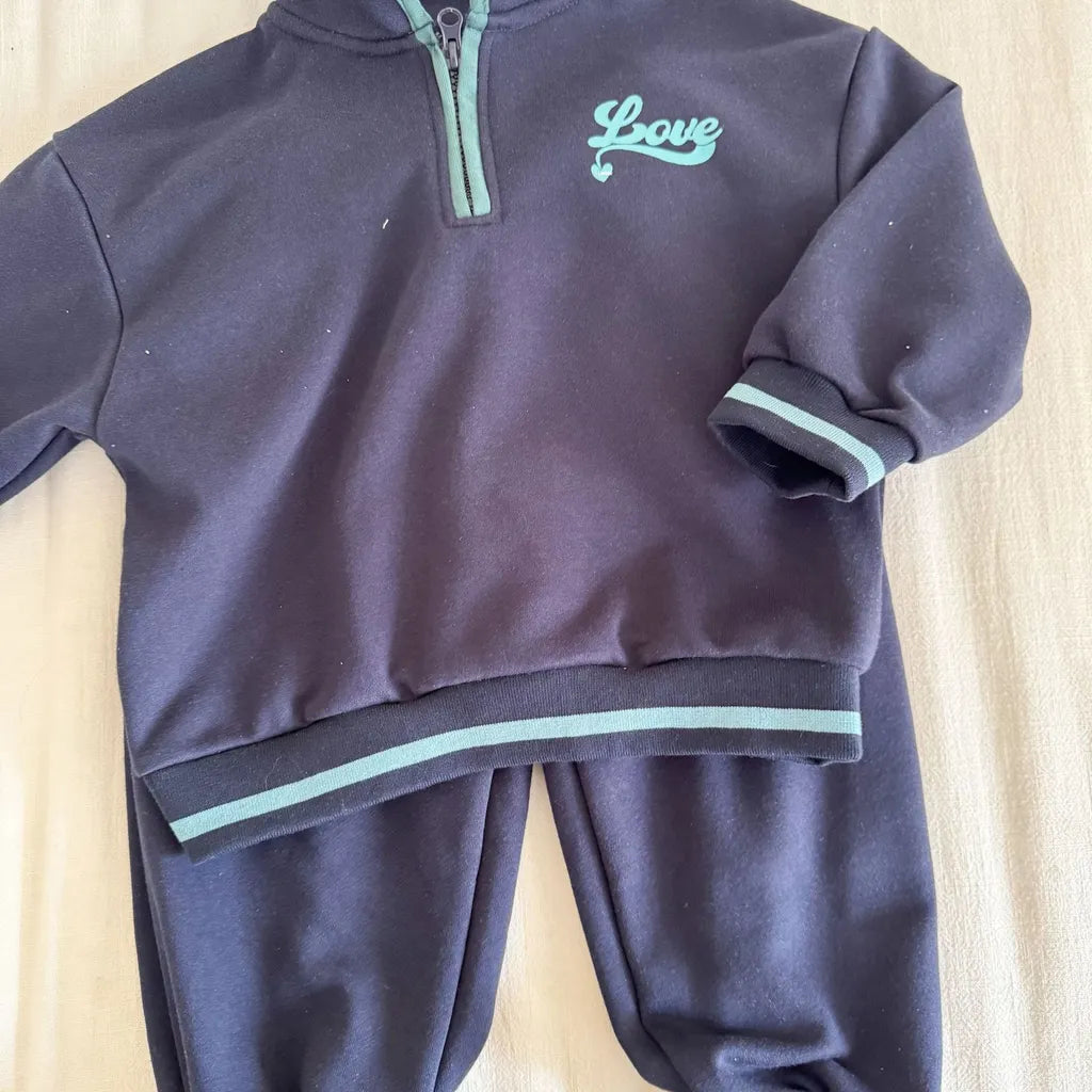 -LOVE刺繍ハーフジップスウェットセットアップ 2点セット【mh0011251】 - mamahalo shop - 長袖セットアップ -  べビー服 - 子供服 - 男の子 - 女の子