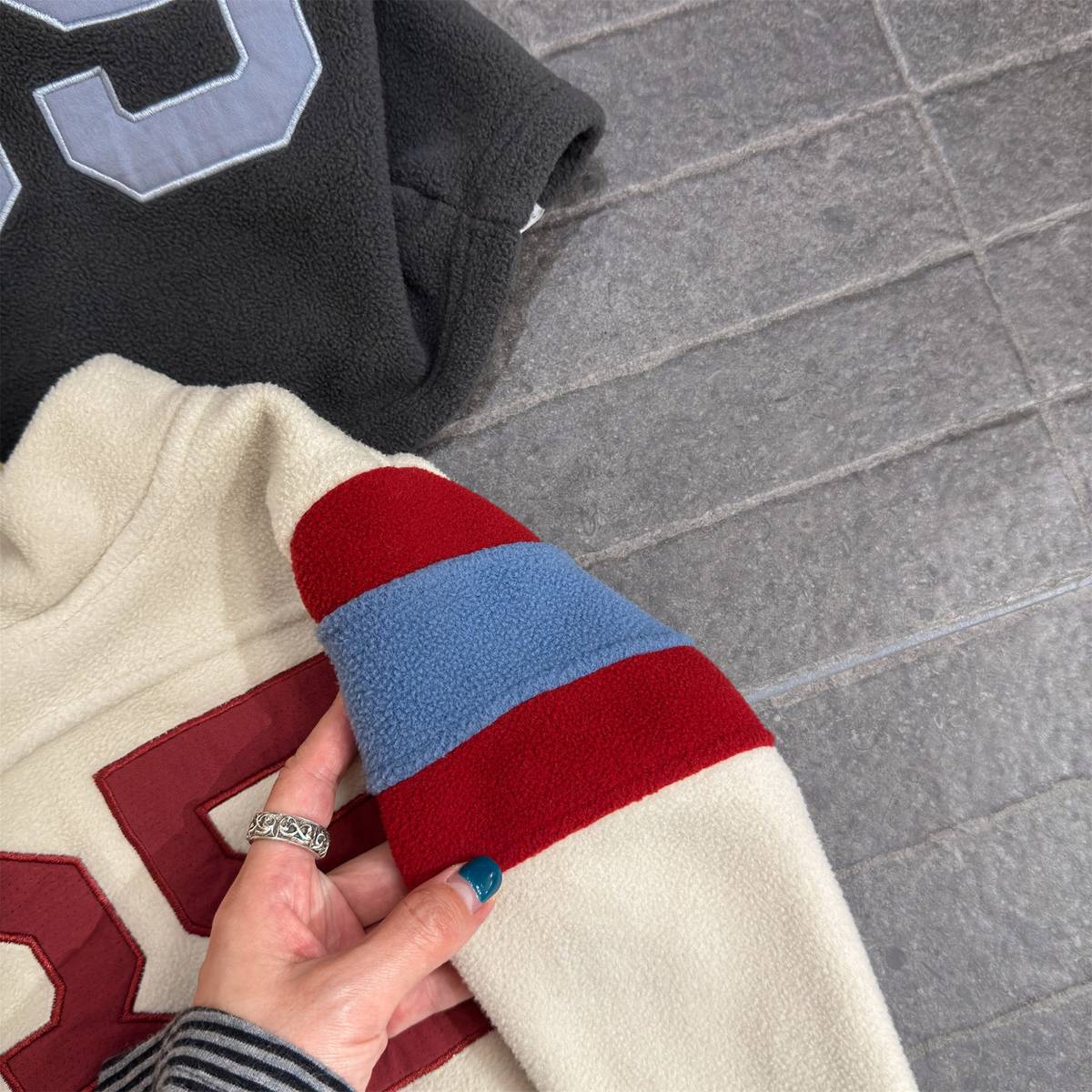 -長袖フリース プルオーバー ナンバーワッペン ハイネック スリーブデザイン【mh0011409】 - mamahalo shop - トレーナー・フーディ -  べビー服 - 子供服 - 男の子 - 女の子