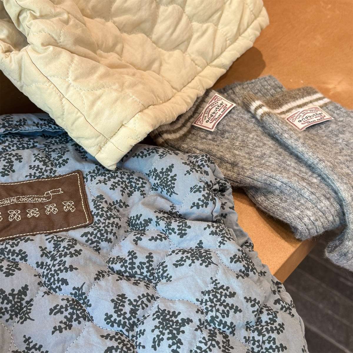 -キルティングベスト ノースリーブ 中綿入り 花柄プリント【mh0011425】 - mamahalo shop - ベスト -  べビー服 - 子供服 - 男の子 - 女の子