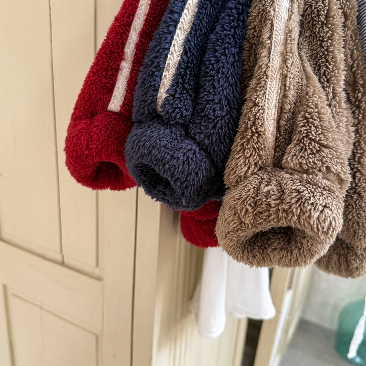 -ボアジャケット アウター ジップアップ 腕ライン 刺繍入り もこもこ素材【mh0011398】 - mamahalo shop - ショートコート・ジャケット・ジャンパー -  べビー服 - 子供服 - 男の子 - 女の子