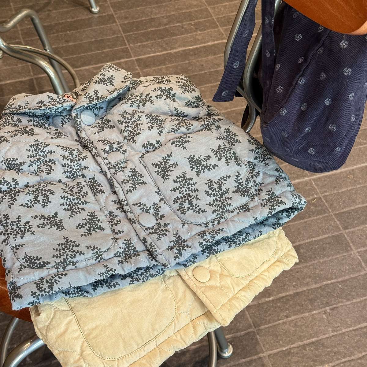 -キルティングベスト ノースリーブ 中綿入り 花柄プリント【mh0011425】 - mamahalo shop - ベスト -  べビー服 - 子供服 - 男の子 - 女の子