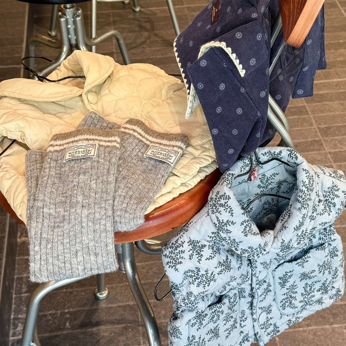 -キルティングベスト ノースリーブ 中綿入り 花柄プリント【mh0011425】 - mamahalo shop - ベスト -  べビー服 - 子供服 - 男の子 - 女の子