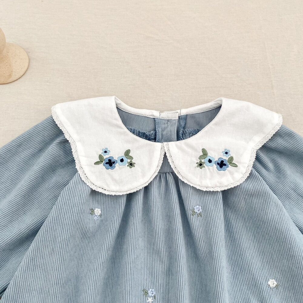 ブルーのコーデュロイ長袖ロンパース、白い丸襟と青花刺繍