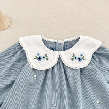 ブルーのコーデュロイ長袖ロンパース、白い丸襟と青花刺繍
