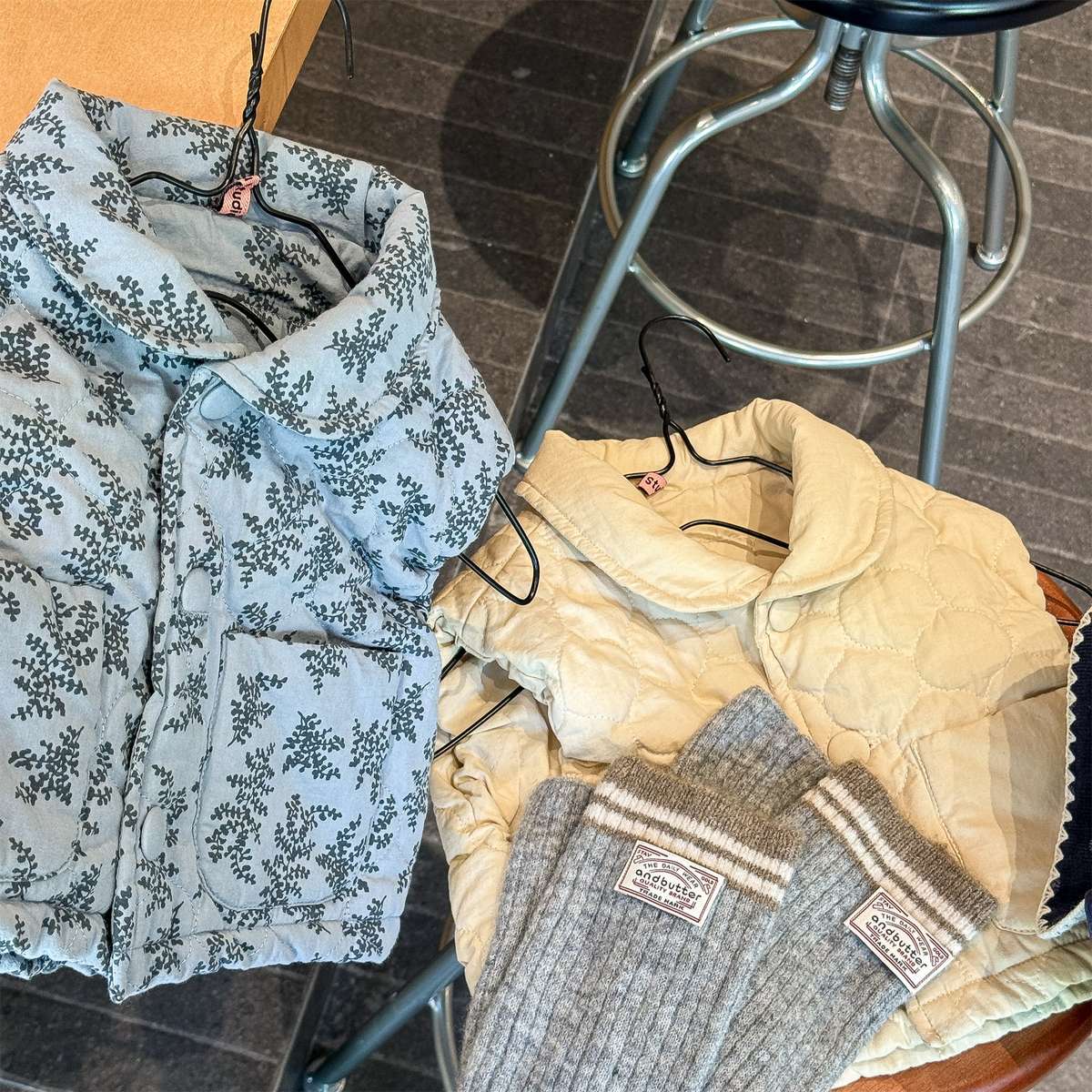 -キルティングベスト ノースリーブ 中綿入り 花柄プリント【mh0011425】 - mamahalo shop - ベスト -  べビー服 - 子供服 - 男の子 - 女の子