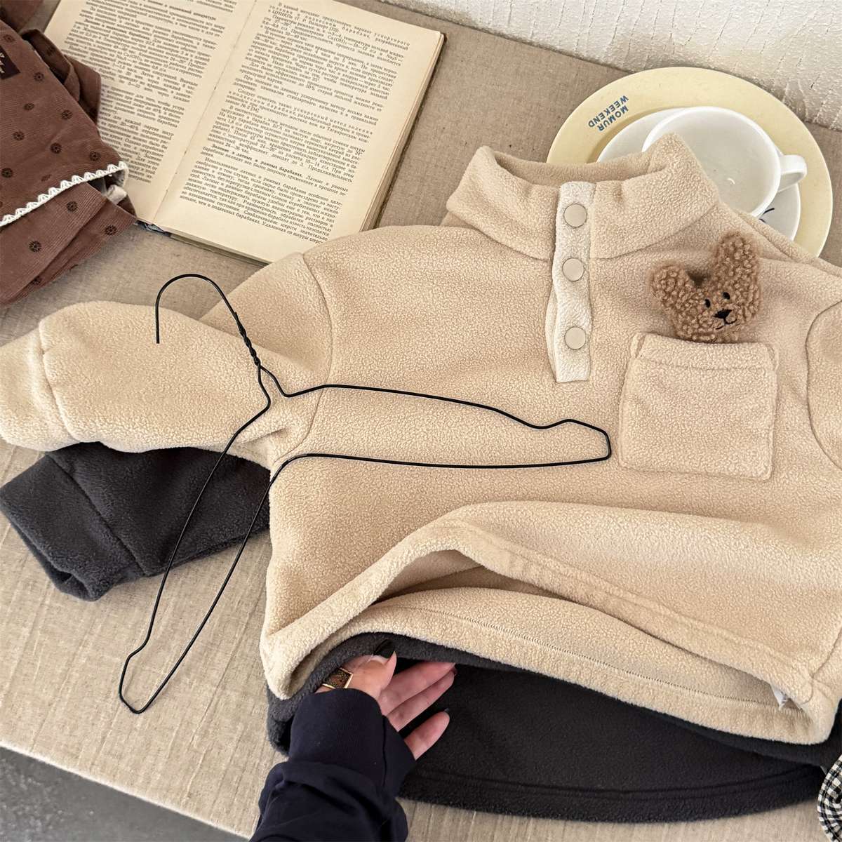 -フリースプルオーバー ハイネック スナップボタン もこもこワッペン【mh0011428】 - mamahalo shop - トレーナー・フーディ -  べビー服 - 子供服 - 男の子 - 女の子