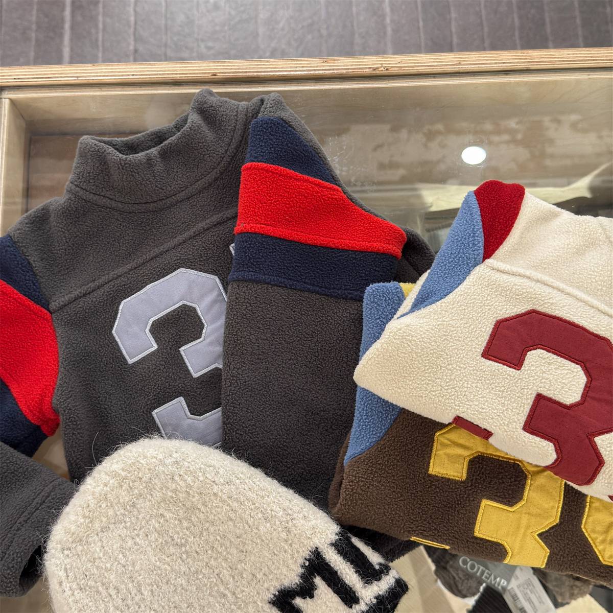 -長袖フリース プルオーバー ナンバーワッペン ハイネック スリーブデザイン【mh0011409】 - mamahalo shop - トレーナー・フーディ -  べビー服 - 子供服 - 男の子 - 女の子