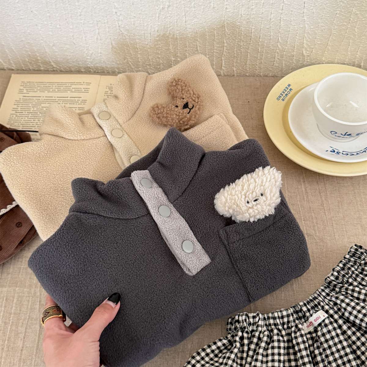 -フリースプルオーバー ハイネック スナップボタン もこもこワッペン【mh0011428】 - mamahalo shop - トレーナー・フーディ -  べビー服 - 子供服 - 男の子 - 女の子