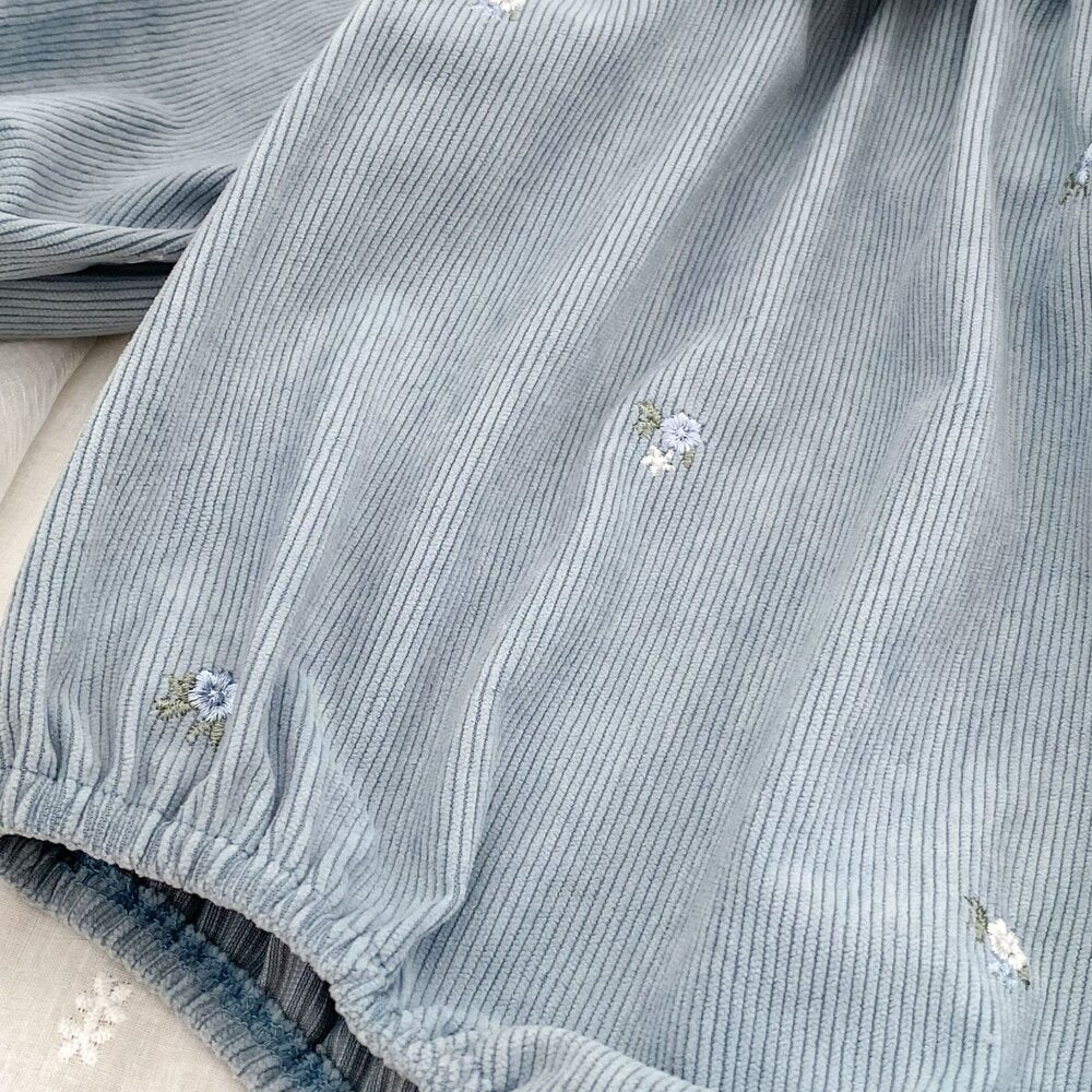 ブルーのコーデュロイロンパース、花刺繍と裾ギャザー