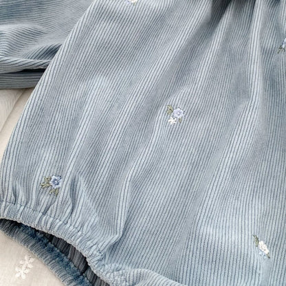 ブルーのコーデュロイロンパース、花刺繍と裾ギャザー