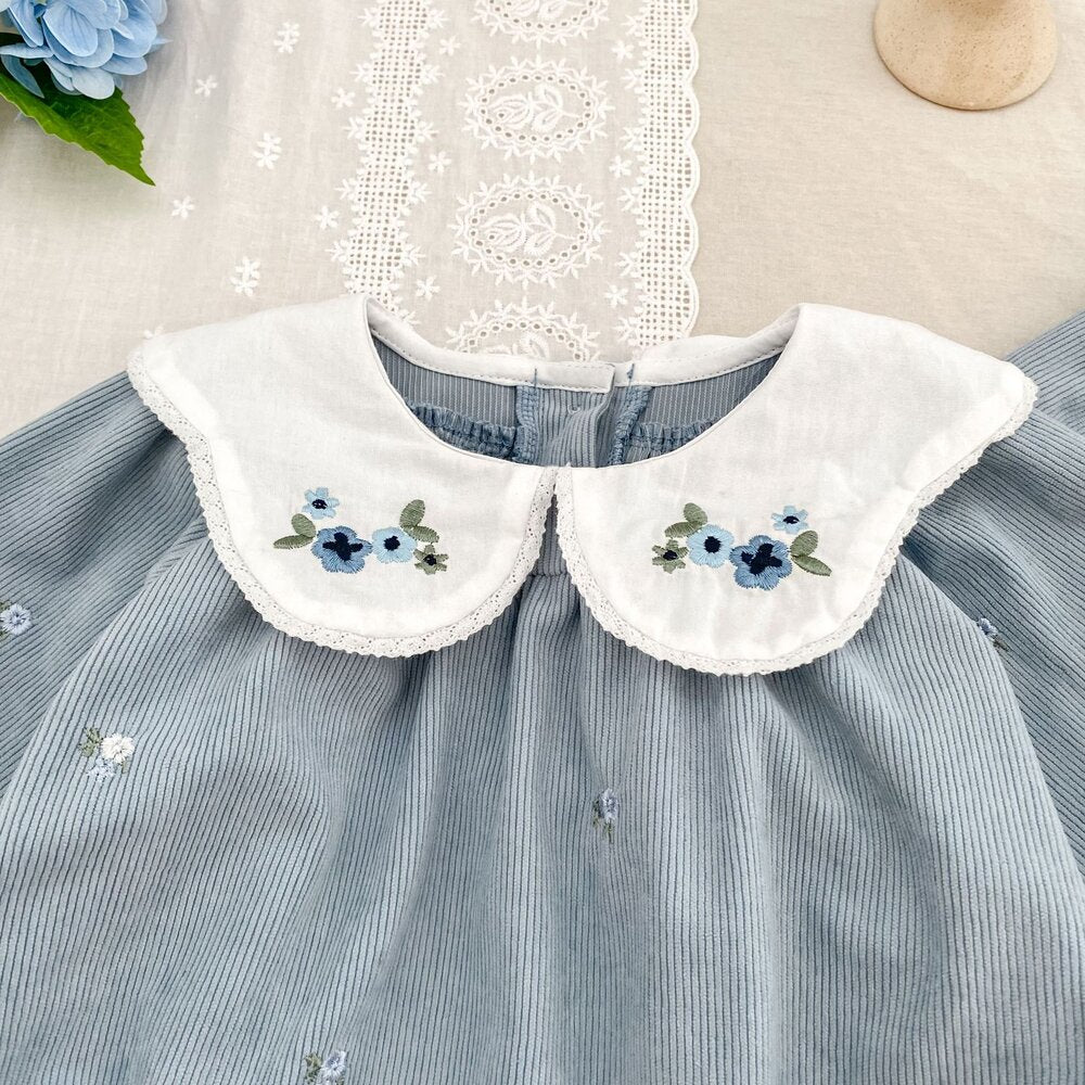 ブルーのコーデュロイ長袖ロンパース、白い丸襟に青と緑の花刺繍
