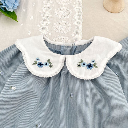 ブルーのコーデュロイ長袖ロンパース、白い丸襟に青と緑の花刺繍