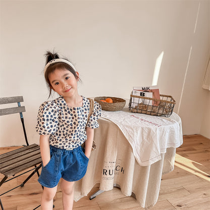 子どもが着用する小花柄パフスリーブ半袖ブラウス（全体シルエット）