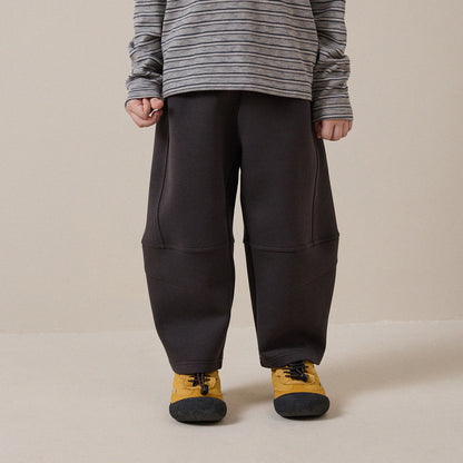 キッズ用スウェットパンツ（チャコールグレー）ワイド裾、サイドステッチと切替が特徴