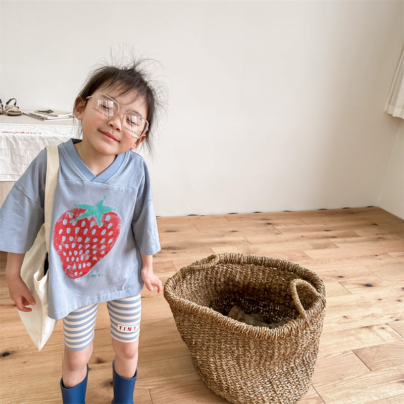 キッズ用ブルーのいちごプリントVネック風ルーズ半袖Tシャツ
