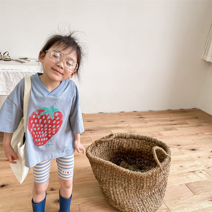 キッズ用ブルーのいちごプリントVネック風ルーズ半袖Tシャツ
