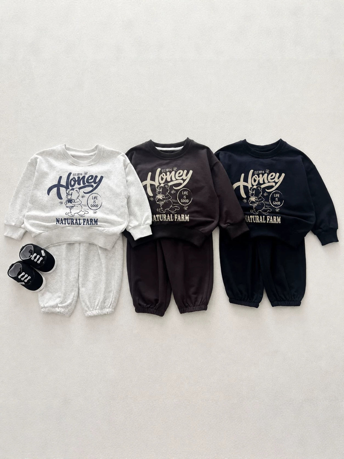 Conjunto de sudadera de manga larga con estampado de oso y logo de letras y pantalón largo para bebés y niños 【mh0014647】