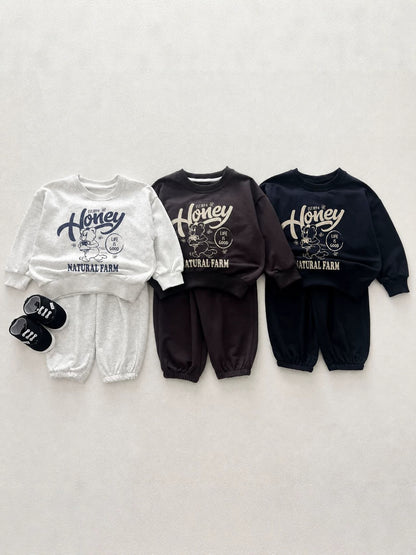Conjunto de sudadera de manga larga con estampado de oso y logo de letras y pantalón largo para bebés y niños 【mh0014647】