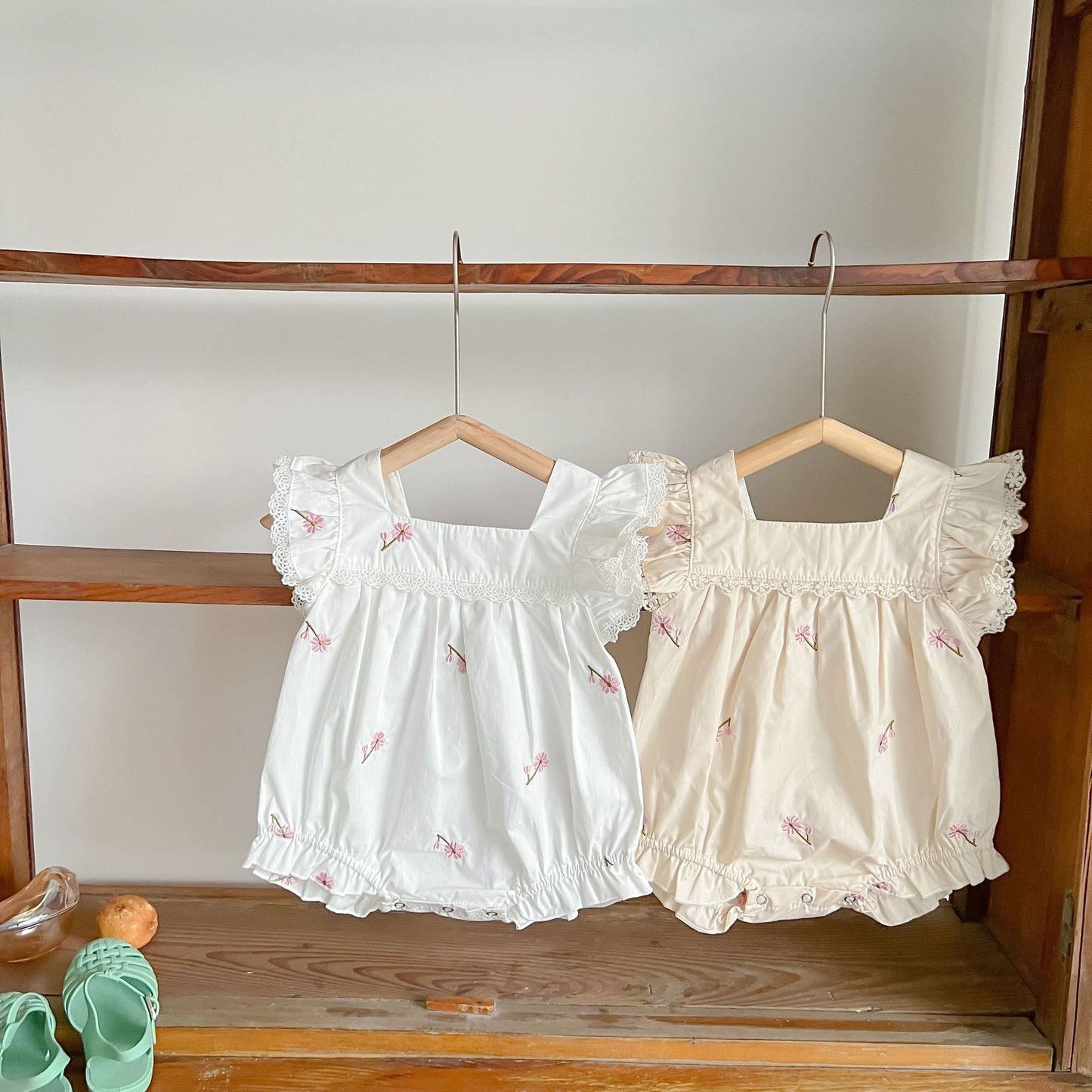 Mameluco de bebé con bordado floral y mangas con volantes 【mh0001865】
