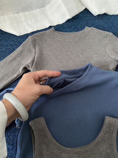 キッズ用長袖Tシャツ（ブルー）とタンクトップ（グレー）のプリント付き