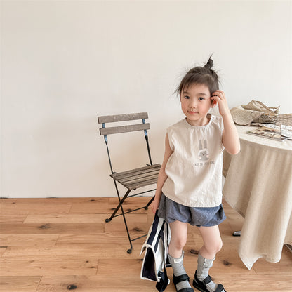 キッズ用うさぎプリントのノースリーブクルーネックシャツ（ベージュ）子ども着用