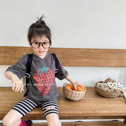 キッズ用Vネックルーズ半袖Tシャツ（ダークグレー）、いちごプリント