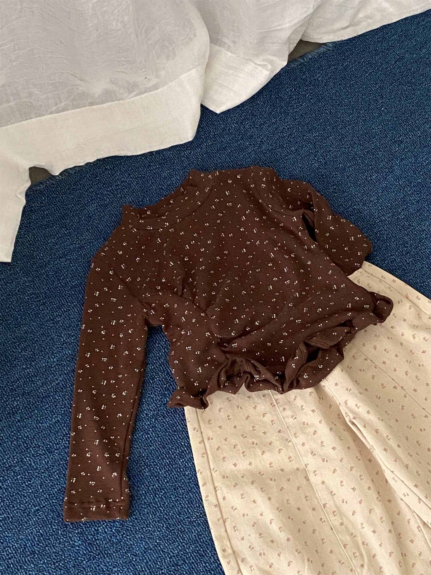 Camiseta de manga larga con cuello rizado y estampado floral para niños